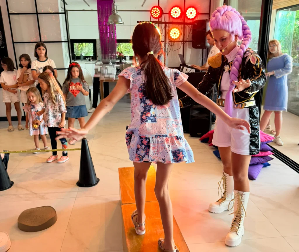 show huntrix guerreras k pop animaciones cumpleaños 12